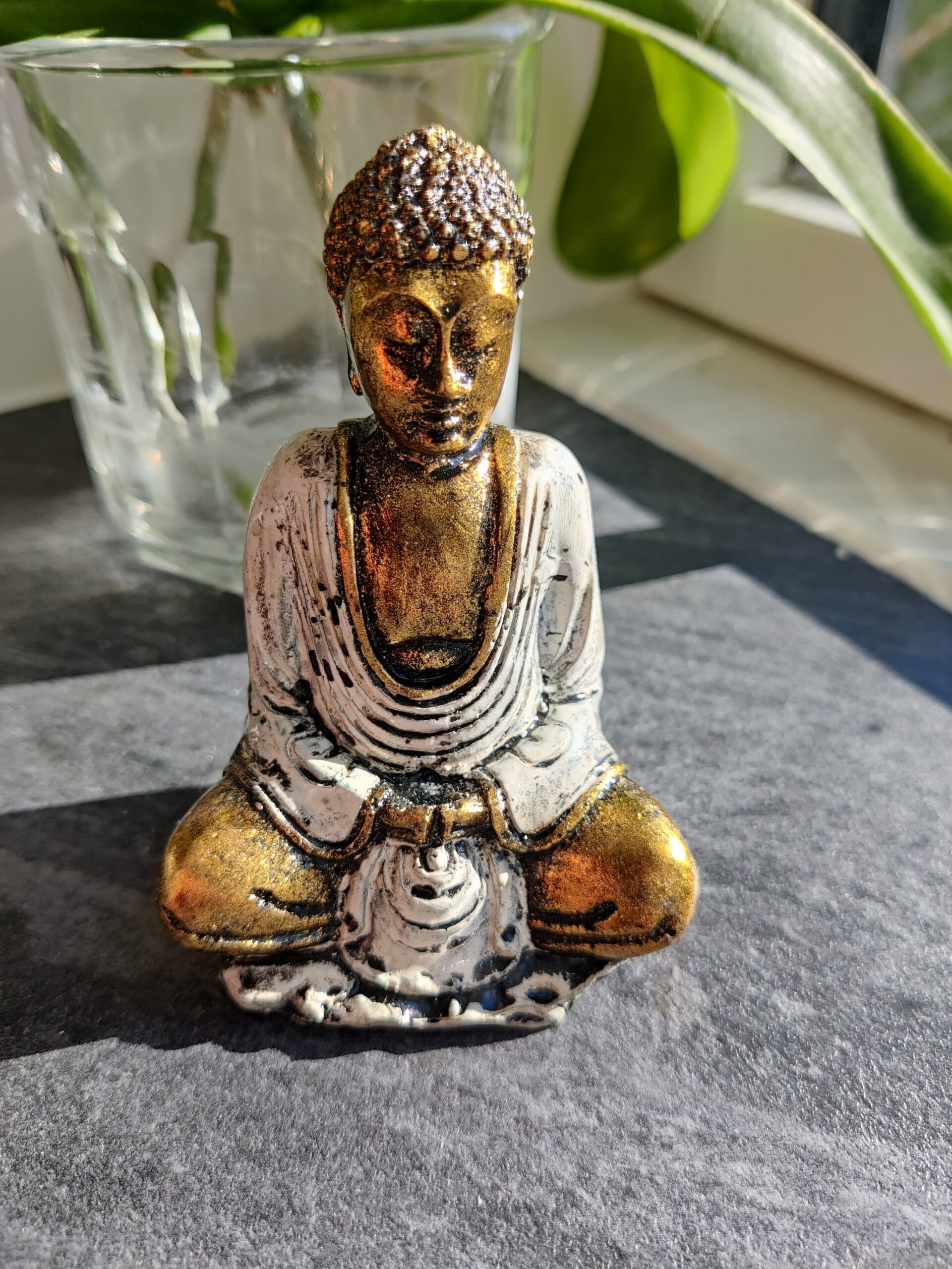 Lille Hvid og Guldmalet Buddha - Visdom
